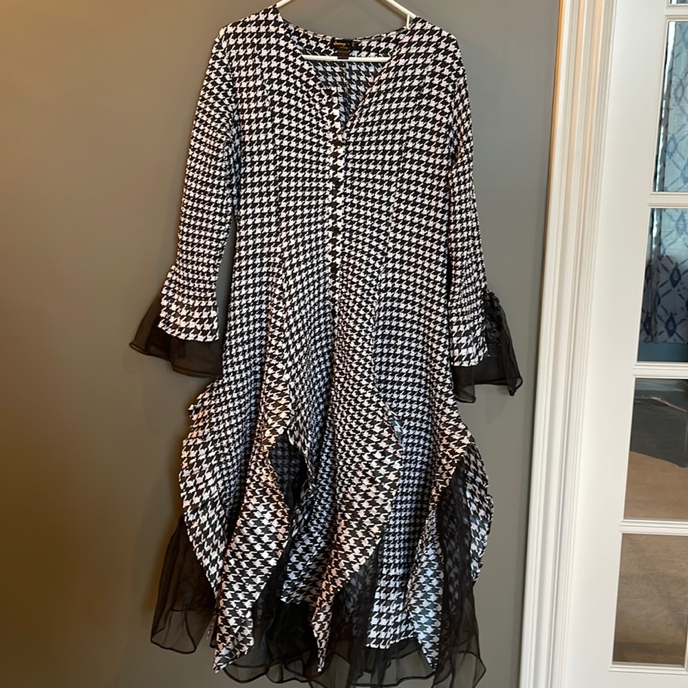 Black/white dress/costume